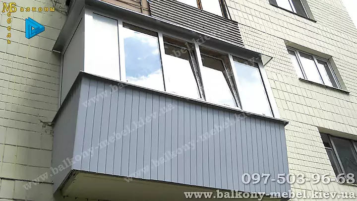 Балкон під ключ - засклення та обшивка