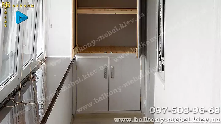 Шкаф на балконе из пластиковых панелей