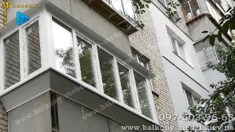 Пластиковое окно на балконе