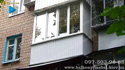 Обшивка П-образного балкона пластиковой вагонкой размером 2600 x 950
