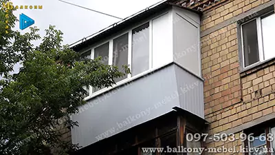 Обшивка П-образного балкона пластиковой вагонкой размером 3200 x 800
