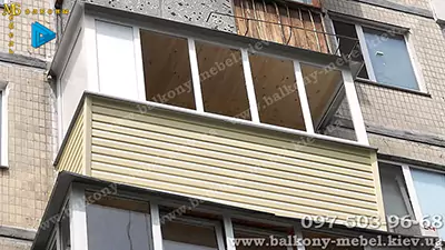 Обшивка П-образного балкона сайдингом размером 3200 x 800