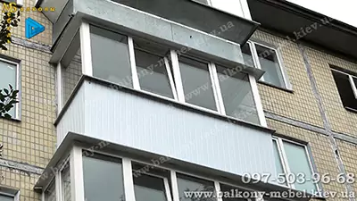 Обшивка П-подібного балкону панелями із пластику розміром 2600 x 950
